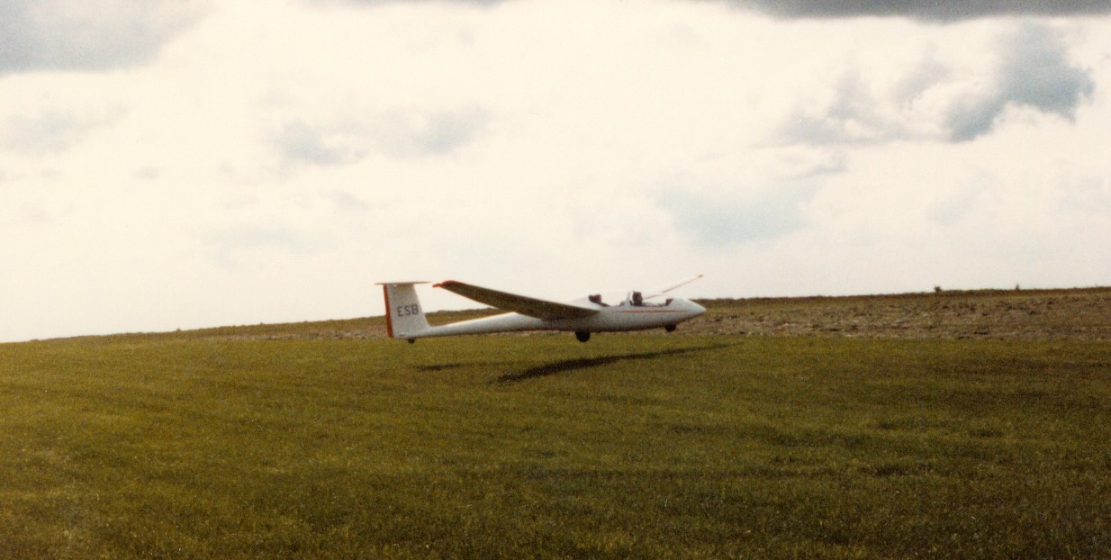 Found a photo of this actual flight! ASK-21 tail number ESB on landing.